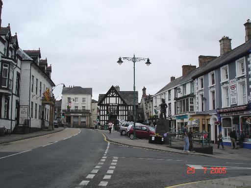 ملف:Corwen, Town Centre.jpg