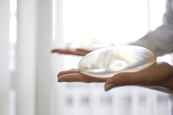 ملف:Breast implants in hand 01.jpg