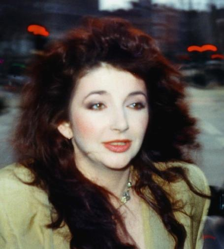 ملف:Kate Bush at 1986 Comic Relief (cropped).png