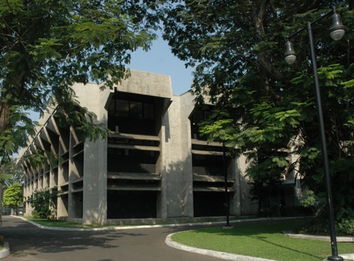 ملف:USConsulateChennai BuildingExterior.jpg