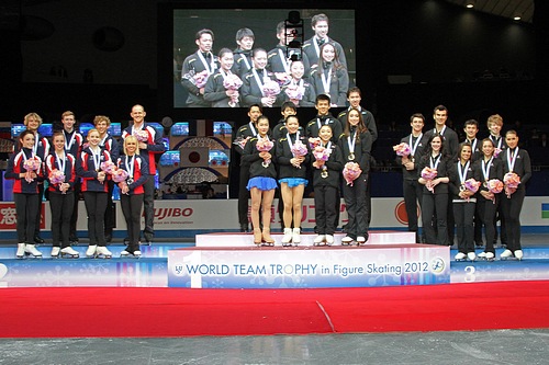 ملف:2012 ISU World Team Trophy - podium.jpg