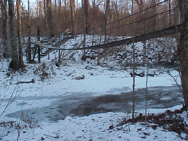 ملف:Harkers Run Swinging Bridge.jpg