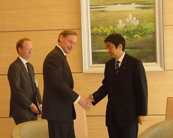 ملف:Robert Zoellick meets Shinzo Abe 2006-01-23.jpg