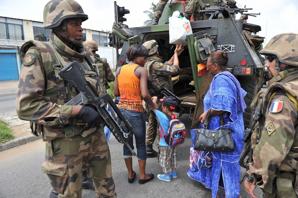 ملف:جنود فرنسيون أثناء عملية اجلاء المدنيين من منطقة دو بلاتيو في أبيجان 9 أبريل 2011.jpg