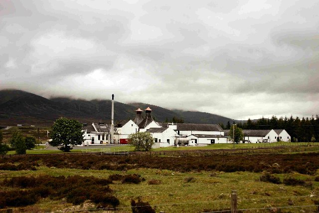 ملف:Dalwhinnie Distillery, Dalwhinnie.jpg
