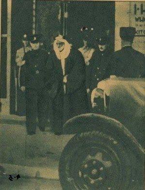 الشيخ فرحان السعدي أثناء خروجه من المحكمة الإنجليزية التي حكمت عليه بالإعدام، يعد السعدي من الأبطال الوطنيين البارزين، استشهد بعد تنفيذ الحكم بتاريخ 27 نوفمبر 1937 وكان عمره 80 عاماً