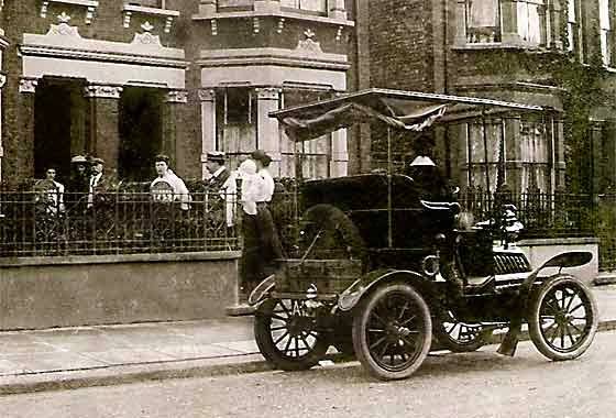 ملف:1904 Dion-Bouton automobile owned by Prince Aziz Hassan in Cairo.jpg