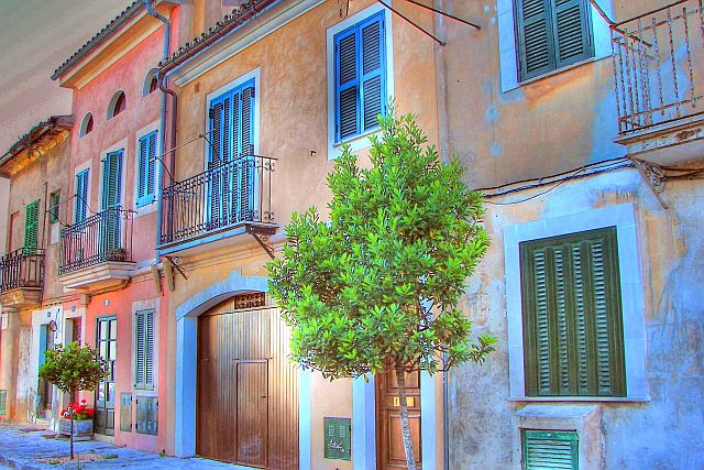 ملف:Mediterranes-stadtleben-mallorca.jpg