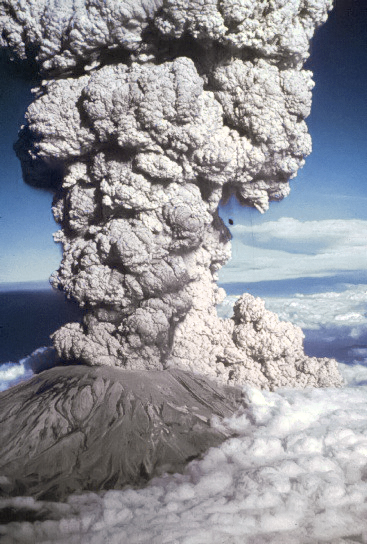 ملف:Mount St. Helens erupting blue.jpg