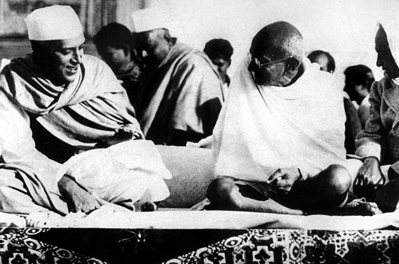 ملف:Nehru Gandhi 1937.jpg