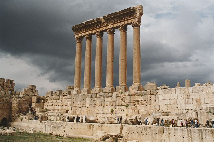 ملف:Colonnes Baalbek.jpg
