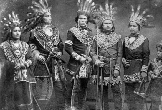 ملف:Hombres ojibwe.jpg