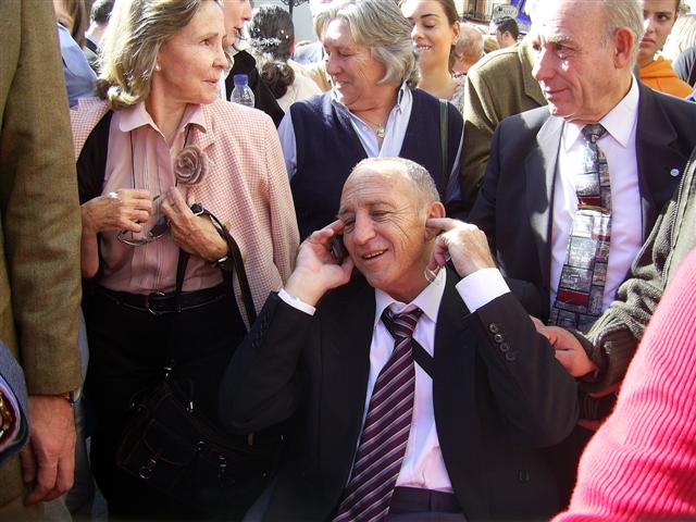ملف:Francisco Fernández Ochoa in a crowd, talking on a cellphone.jpg