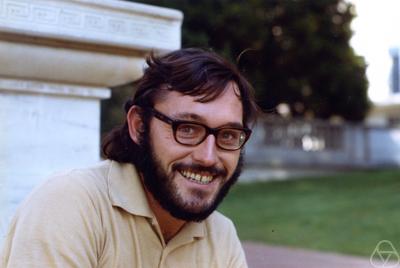 ملف:Robert Devaney2.jpg