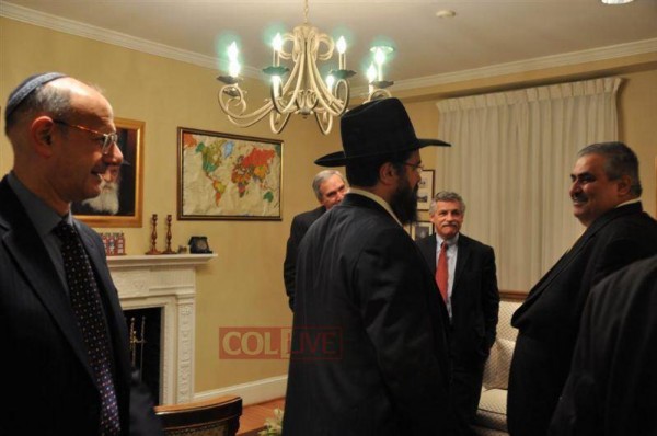 ملف:وزير الخارجية البحريني لدى زيارته مقر مؤسسة حباد.jpg