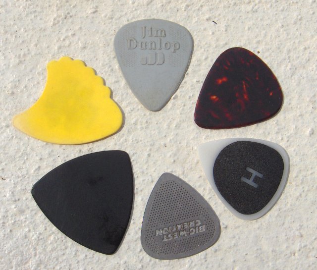 ملف:Guitar picks-KayEss-1.jpeg