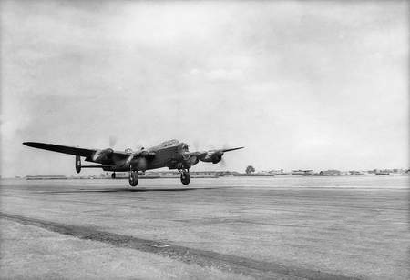 ملف:463 Squadron RAAF Lancaster taking off August 1944.jpg