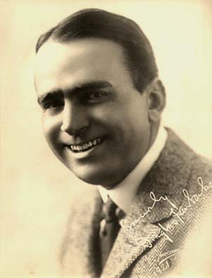 ملف:Douglas Fairbanks signed 1921 photo.jpg