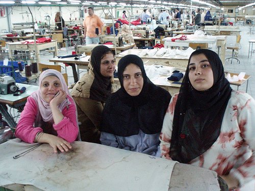 ملف:اعتصام عاملات مصنع المنصورة-اسبانيا للملابس الجاهزة 2007-04-21.jpg