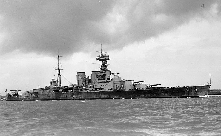 ملف:British Battlecruiser HMS Hood circa 1932.jpg