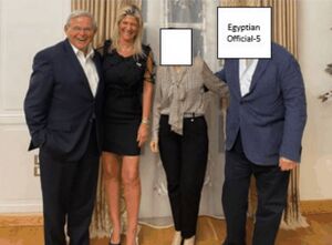 العشاء تم في منزل عباس كامل، رئيس جهاز المخابرات العامة المصري، في القاهرة في خريف عام 2021 ويظهر وهو يقف على اليمين مع اخفاء وجهه. عند عودة مينينديز من هذه الزيارة بحث في غوغل عن سعر كيلو الذهب