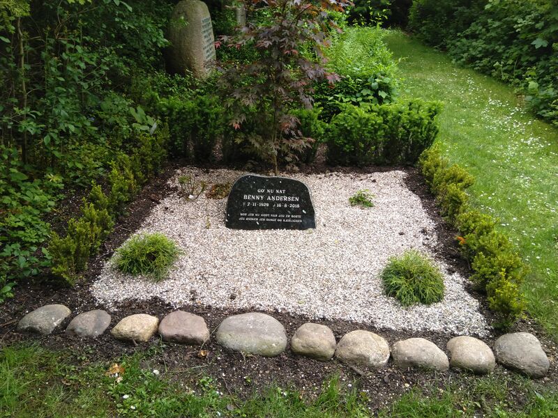 ملف:Benny Andersen grave.jpg
