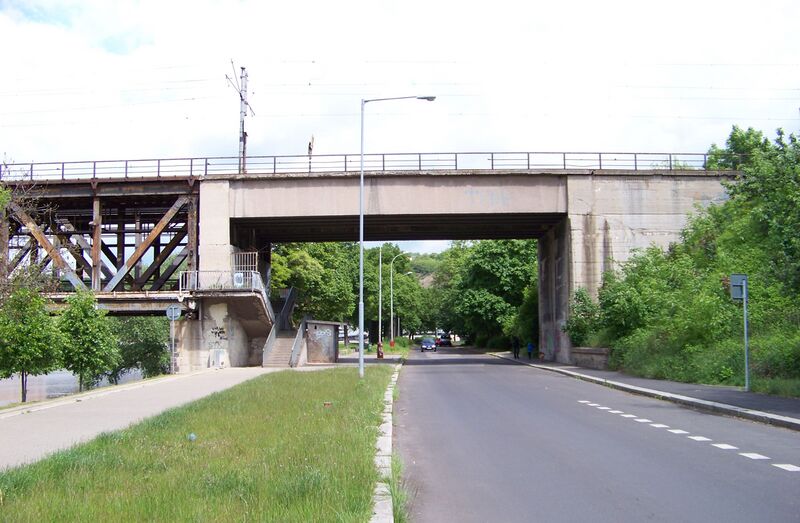 ملف:Střekovské nábřeží, železniční most.jpg