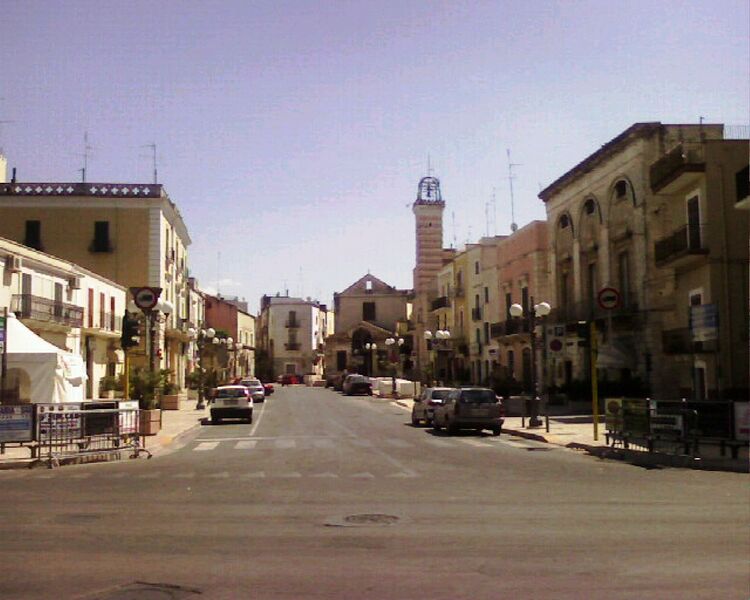ملف:Piazza sedile-Modugno.jpg
