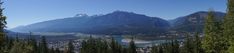 ملف:Revelstoke Pano 2013.JPG