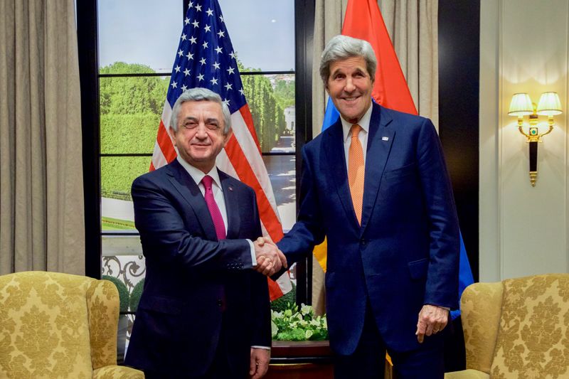 ملف:Secretary Kerry Shakes Hands With Armenian President Sagsyan Before a Meeting on the Nagorno-Karabakh Conflict in Vienna (27057410615).jpg