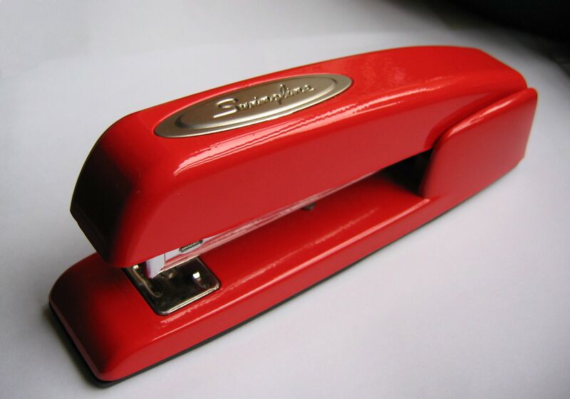 ملف:Stapler-swingline-red.jpg
