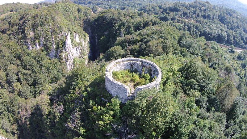 ملف:Turn de cetate (ruine).JPG