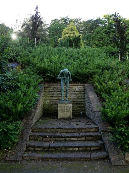 ملف:GraveViggoJarl-HumlebaekKirkegard RomanDeckert05082022-01.jpg