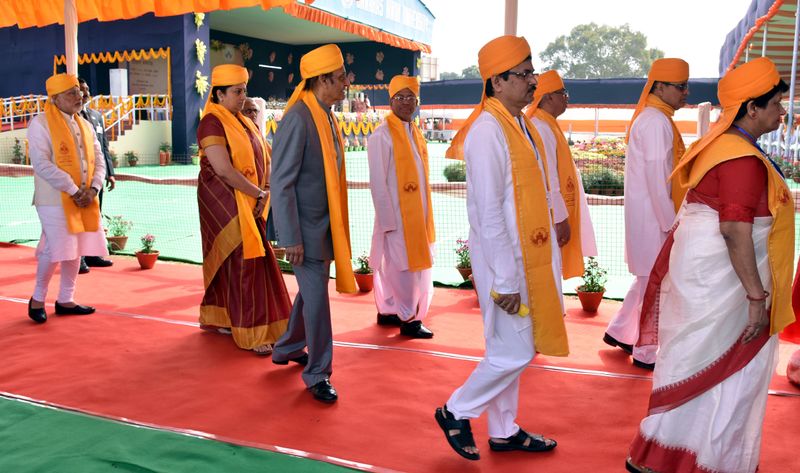 ملف:The Prime Minister, Shri Narendra Modi at the Centenary Year Convocation of the Banaras Hindu University (BHU), in Varanasi.jpg