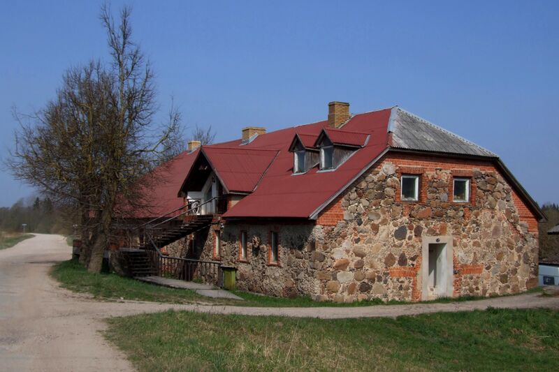 ملف:Blīdenes krogs.jpg