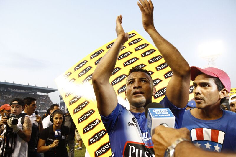 ملف:EMELEC CAMPEON 2014 (15456305943).jpg