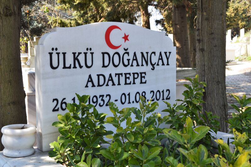 ملف:Gravestone of Ülkü Adatepe.jpg