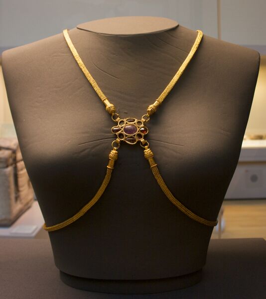 ملف:Hoxne Hoard body chain.jpg