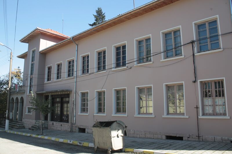 ملف:Municipality office in Karlukovo.JPG