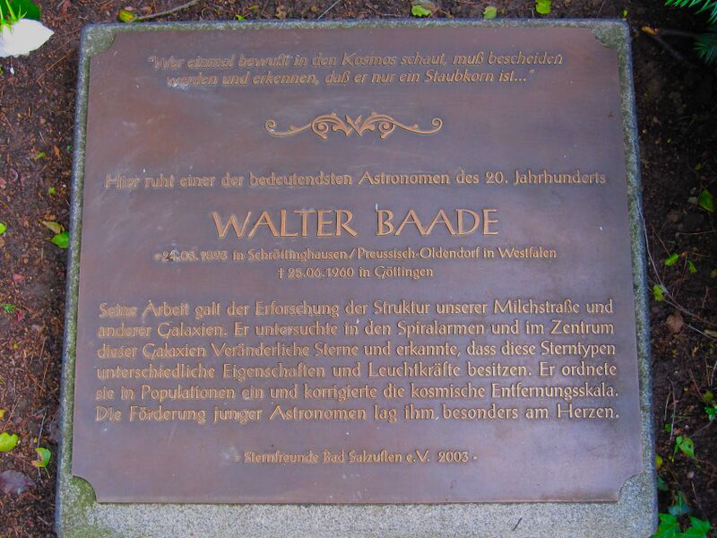 ملف:Bronzeplatte Walter Baade BS.jpg
