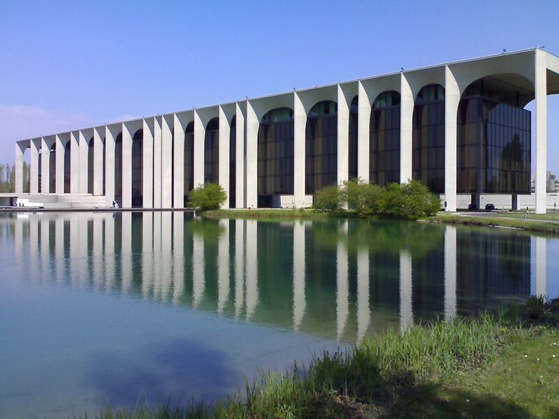 ملف:Segrate sede Mondadori.jpg