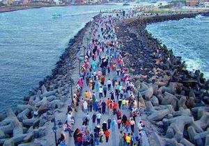 كورنيش رأس البر. البحر المتوسط على الجانب الأيمن للسان، والنيل على الجانب الأيسر.