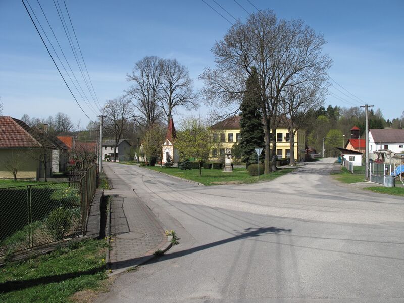 ملف:Kletečná (Humpolec), náves.jpg