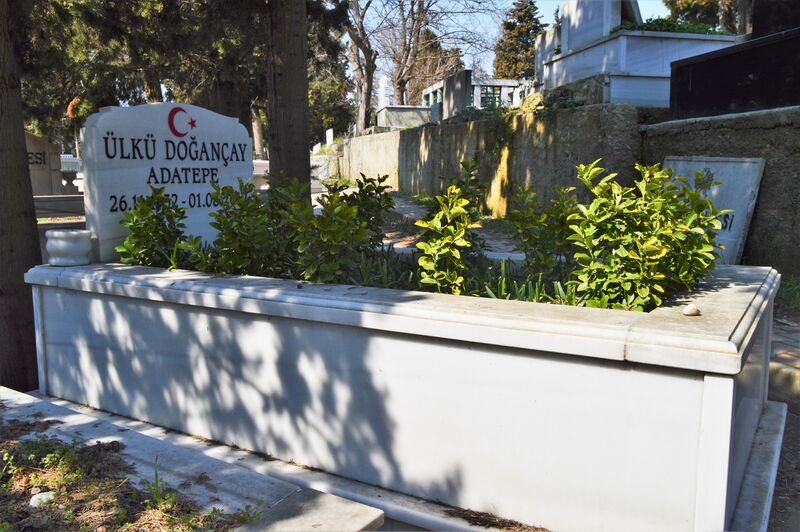 ملف:Grave of Ülkü Adatepe.jpg