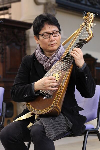 ملف:Harp-Lute Taro Takeuchi.jpg