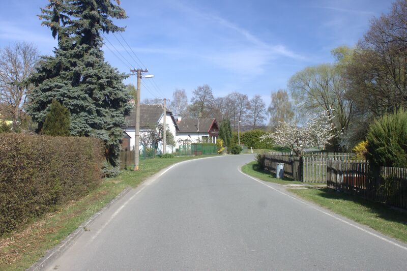 ملف:Jeníčkova Lhota, hlavní silnice.jpg