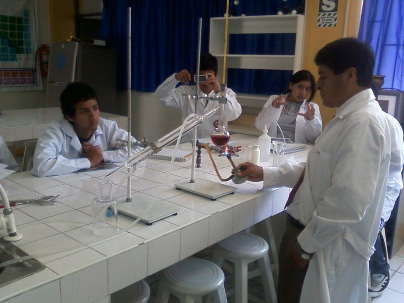 ملف:Universidad San Pedro practica de Química I.jpg