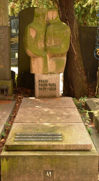 ملف:Valtr Taub hrob Vyšehrad.jpg