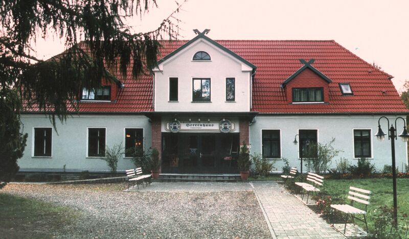 ملف:Herrenhaus Friedrichshof.jpg