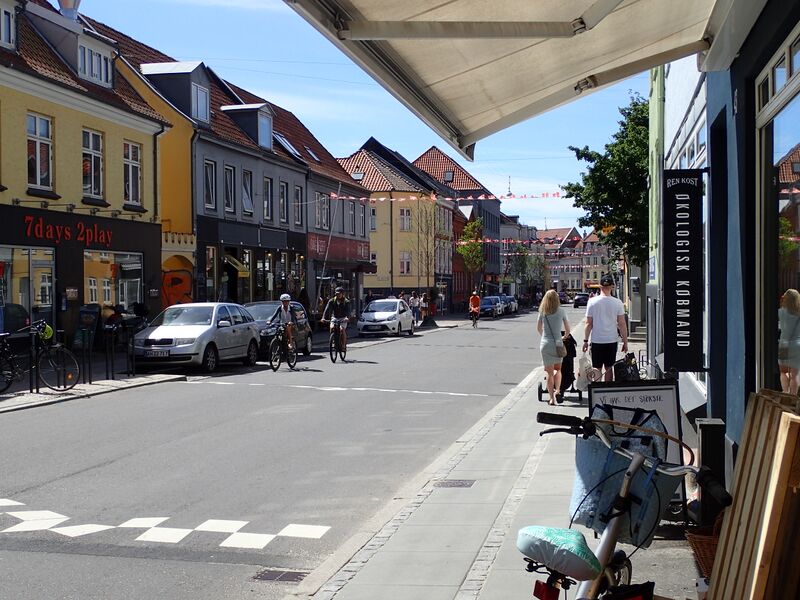 ملف:Jægergårdsgade (sommer).jpg